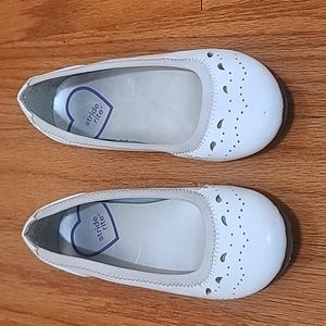STRIDE RITE WHITE BALLET FLATS in size C10.5